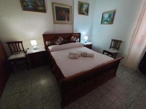 1 dormitorio con 1 cama grande y 2 sillas en The square en Orosei