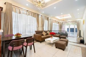 胡志明市的住宿－KN3 Holiday Villa，客厅配有沙发和桌椅
