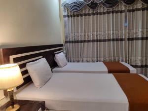 Tempat tidur dalam kamar di H. V Hotel Bandara Gorontalo