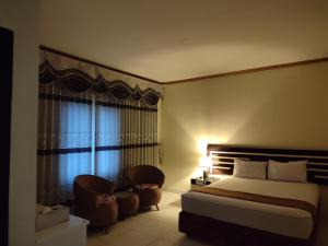Area tempat duduk di H. V Hotel Bandara Gorontalo