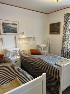 sypialnia z 2 łóżkami i 2 stołami w obiekcie B&B Ströprodukter w mieście Eslöv