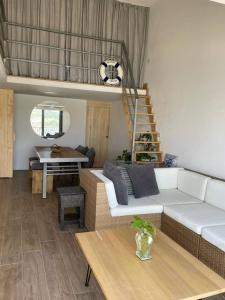 ein Wohnzimmer mit einem weißen Sofa und einem Tisch in der Unterkunft Mellieha Bay Seafront 1bed Penthouse in Mellieħa