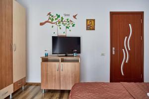 a bedroom with a bed and a flat screen tv at Elite Mamaia Nord in Năvodari