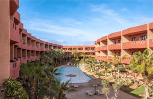 een luchtzicht op de binnenplaats van een resort bij Oliva Hotel Condominium Marrakech in Marrakesh