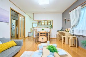 uma sala de estar com um sofá e uma mesa em Comfy Home Koiwa em Tóquio