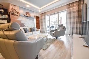sala de estar con sofá y 2 sillas en Apartamenty na Wyspie - Stella Baltic - Parking, en Świnoujście