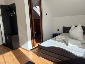 Postel nebo postele na pokoji v ubytování Casa Tofalvi