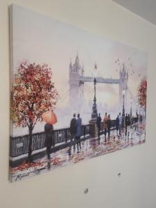 uma pintura de pessoas a atravessar a ponte da torre em Inviting 3-Bed House in Bolton em Bolton