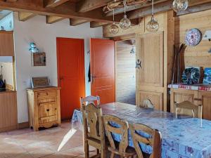 eine Küche mit Tisch und Stühlen in einem Zimmer in der Unterkunft Chalet 4 chambres, cheminée, Pra-Loup 1500 - FR-1-165A-51 in Uvernet