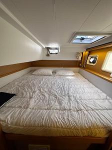 a bed in a small room in a boat at Au coeur de Cannes - Le Lagoon in Cannes