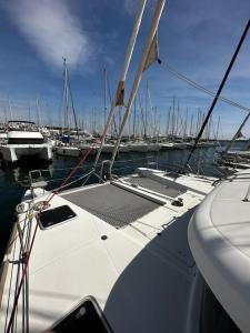 una barca è ormeggiata in un porto con altre imbarcazioni di Au coeur de Cannes - Le Lagoon a Cannes