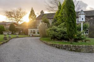 una entrada frente a una casa en Sun Hill Farmhouse, en Leyburn