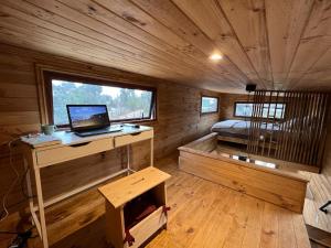 a room with a laptop on a desk in a cabin at In Situ Mar in Pichilemu