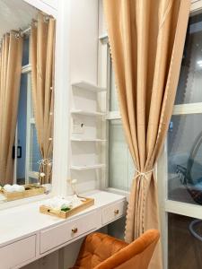 vestidor con espejo y silla en Home in Ho Chi Minh City, D1, en Ho Chi Minh