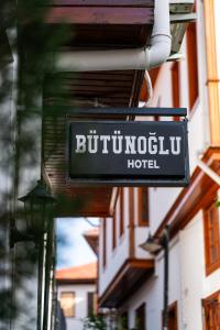 una señal para un hotel al lado de un edificio en BÜTÜNOĞLU PANSİYON, en Antalya