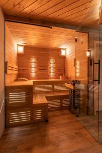 a room with a sauna with a bench in it at Apartamenty i pokoje Pod Limbami - sauna, tężnia in Bukowina Tatrzańska