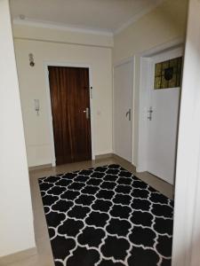 een hal met een zwart-witte vloer en een deur bij Luxurious 2 in Brussel