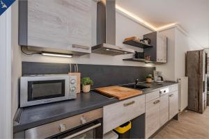 una cocina con microondas y encimera en Villa Doris Whg 6 Morgenrot, en Heringsdorf