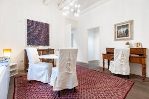カリアリにあるエファモレスカのリビングルーム(白い椅子2脚、テーブル付)
