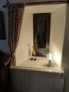 un juguete en una habitación con espejo y lámpara en Blakes Barn in Carrigaholt, en Kilrush