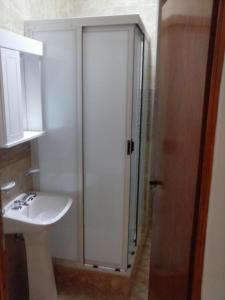Departamentos por dia EL TREBOL في باسو دي لوس ليبريس: حمام أبيض مع حوض ودش