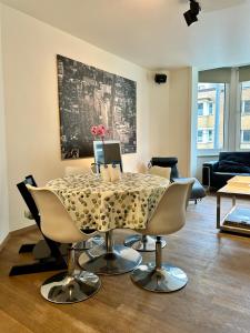 een woonkamer met een tafel en stoelen bij App De Panne 1 in De Panne