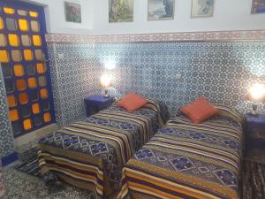 Ліжко або ліжка в номері Riad dar kader C