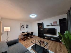 a living room with a couch and a table at Living Flat, eine Wohnung mit zwei Schlafzimmern und Balkon in Schorndorf