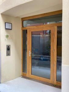 drewniane drzwi na boku budynku w obiekcie SOUS LES PLATANES w mieście Velaux