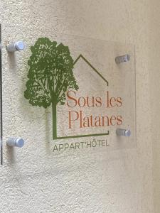 een bord voor een sos minder vliegtuig hotel bij SOUS LES PLATANES in Velaux