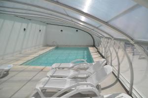 Piscina a DPTO FRENTE Al MAR EN QUEQUEN CON PISCINA CLIMARIZADA CUBIERTA o a prop