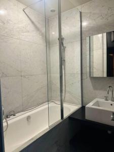 a bathroom with a shower and a sink at Tour de la chaine, vieux port, Grand Appartement in La Rochelle