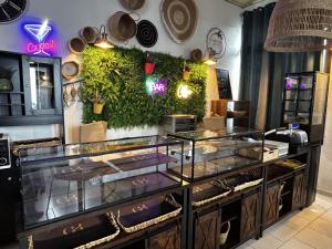 un restaurante con una barra con estanterías de cristal en Gabrielle hôtel en Aiguines
