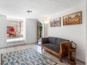 ein Wohnzimmer mit einem Sofa und einem Tisch in der Unterkunft Holiday Home Casa Dumont by Interhome in Manno