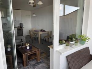 ein Wohnzimmer mit einem Tisch und einem Esszimmer in der Unterkunft Apartment Blaumuschel - LUB113 by Interhome in Lubmin