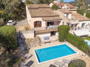 una vista aérea de una casa con piscina en Holiday Home Bartavelle - MAX205 by Interhome, en Guerre Vieille