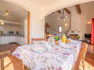 ein Esszimmer mit einem Tisch und einer Küche in der Unterkunft Holiday Home Bartavelle - MAX205 by Interhome in Guerre Vieille