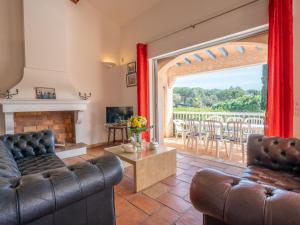 sala de estar con muebles de cuero y chimenea en Holiday Home Bartavelle - MAX205 by Interhome, en Guerre Vieille