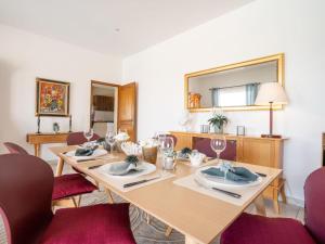 - une salle à manger avec une table, des chaises et un miroir dans l'établissement Villa Cacharel - MAX230 by Interhome, à Sainte-Maxime