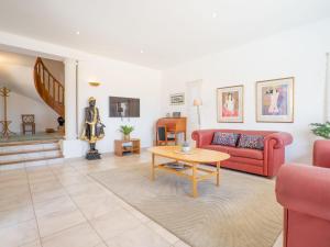 - un salon avec un canapé rouge et une table dans l'établissement Villa Cacharel - MAX230 by Interhome, à Sainte-Maxime