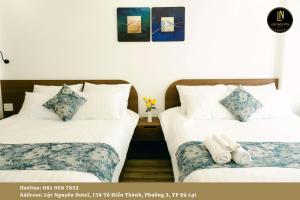 2 Betten nebeneinander in einem Zimmer in der Unterkunft Lộc Nguyên Hotel Dalat in Xuan An