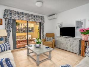 sala de estar con TV y mesa en Apartment Dona Lola by Interhome, en Sitio de Calahonda