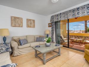 Sitio de Calahonda的住宿－Apartment Dona Lola by Interhome，客厅配有沙发和桌子