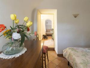 Caramagna LigureにあるHoliday Home Casa Pina - IMP233 by Interhomeの寝室のドレッサーに飾られた花瓶