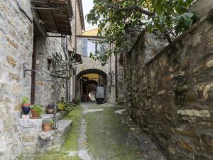 Caramagna LigureにあるHoliday Home Casa Pina - IMP233 by Interhomeの鉢植えの古石造りの建物内の路地