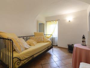 Caramagna LigureにあるHoliday Home Casa Pina - IMP233 by Interhomeのソファ(枕付)が備わる客室です。