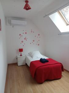 Postel nebo postele na pokoji v ubytování Auverg'Nature, suite Myrtilles + 10 fotografií