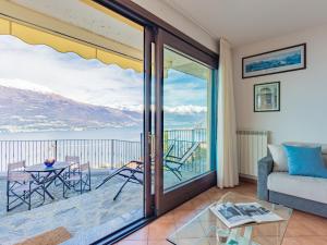 salon z balkonem z widokiem na ocean w obiekcie Apartment Belvedere by Interhome w mieście Bellano