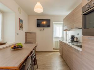 Kuchyň nebo kuchyňský kout v ubytování Apartment Nonni by Interhome