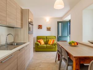 Kuchyň nebo kuchyňský kout v ubytování Apartment Nonni by Interhome